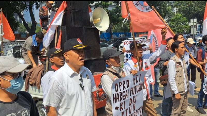 Pemantau Keuangan Negara Menggelar Aksi Unjuk Rasa di Kantor DPRD dan KIP Jakarta .