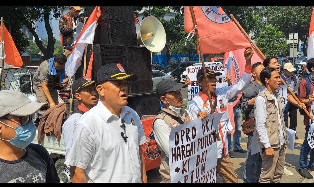 Pemantau Keuangan Negara Menggelar Aksi Unjuk Rasa di Kantor DPRD dan KIP Jakarta .