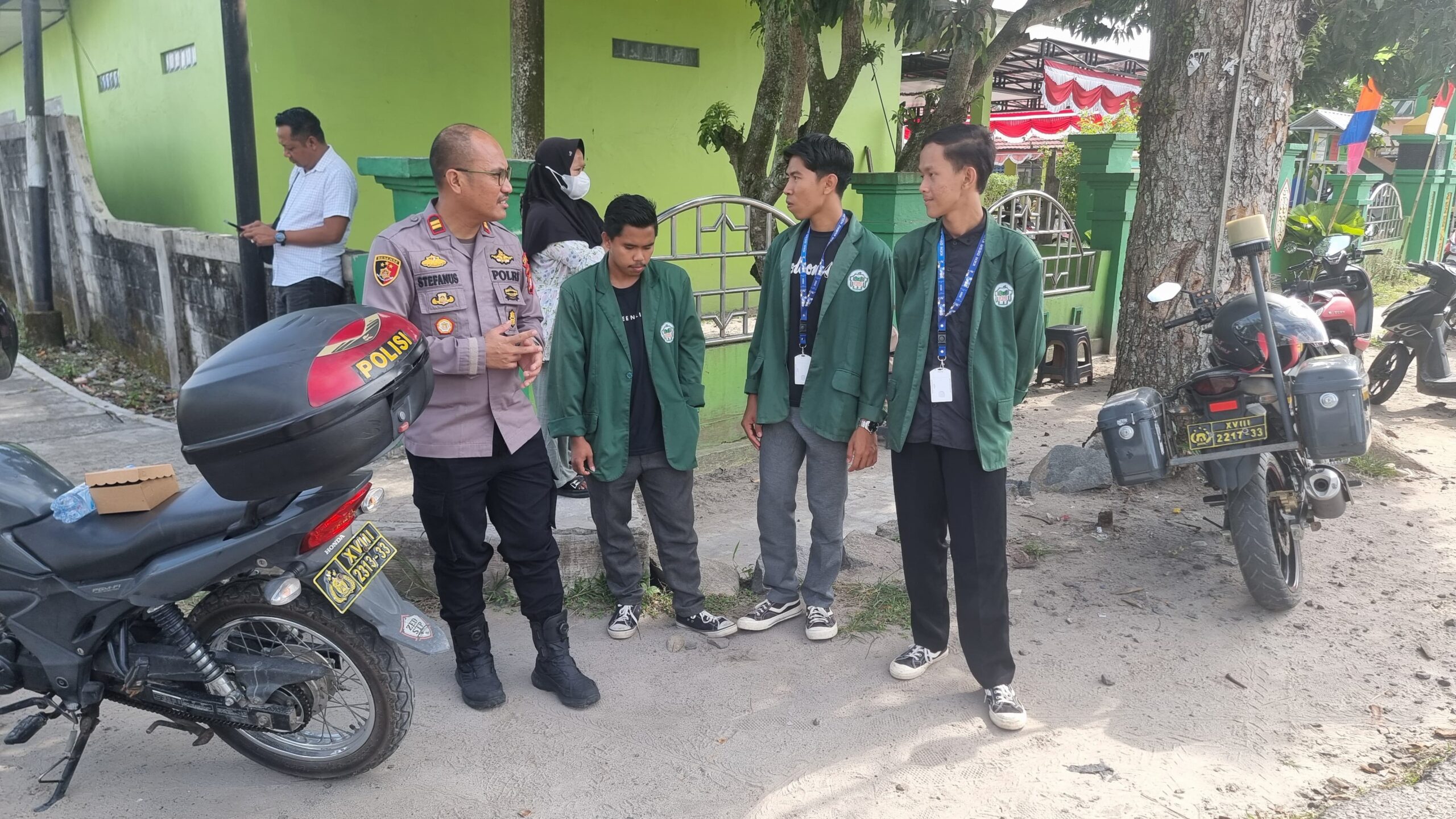 Kapolsek Kumai Sambangi Mahasiswa KKN IAIN, sampaikan Himbauan Kamtibmas