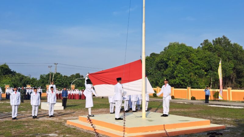 KAPOLSEK KOTAWARINGIN LAMA HADIRI UPACARA PENGIBARAN BENDERA MERAH PUTIH DALAM RANGKA HUT Ke – 79 REPUBLIK INDONESIA