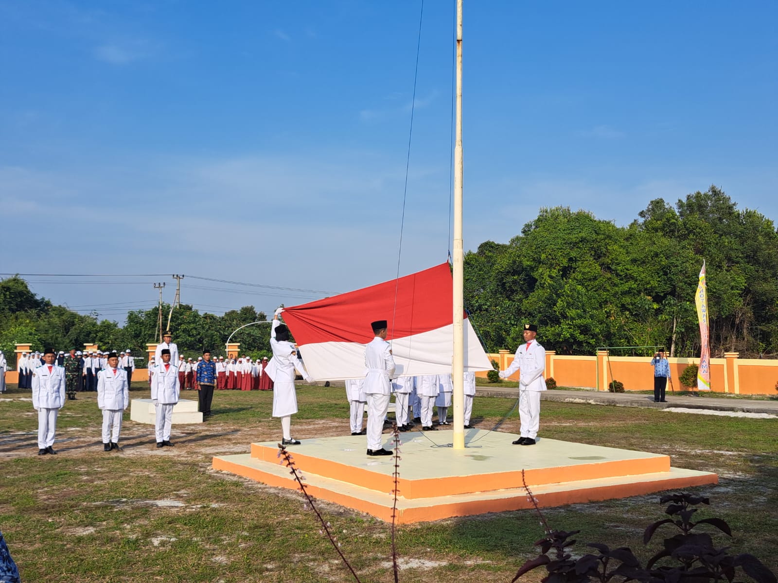 KAPOLSEK KOTAWARINGIN LAMA HADIRI UPACARA PENGIBARAN BENDERA MERAH PUTIH DALAM RANGKA HUT Ke – 79 REPUBLIK INDONESIA