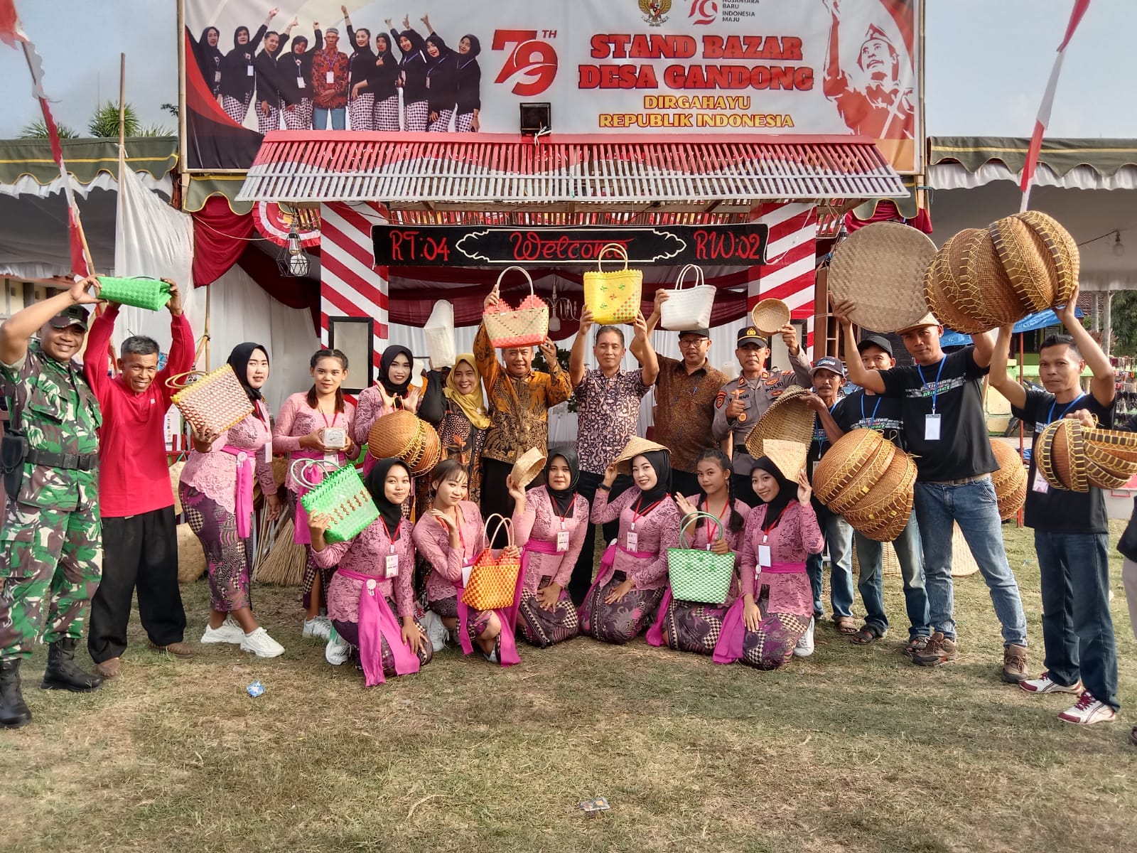 Gelar Bazar UMKM Dan Pentas Seni, Kades Gandong Tulungagung Terharu.