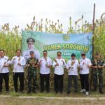 Dandim 1016/Plk Panen Sorghum Bersama Pj Walikota Palangka Raya