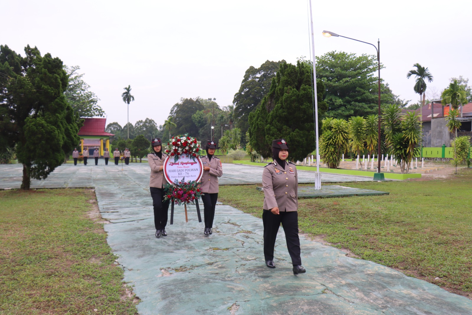 Sambut Hari Jadi Ke – 76 Polwan Polres Kobar Gelar Ziarah Rombongan di TMP Indrapura