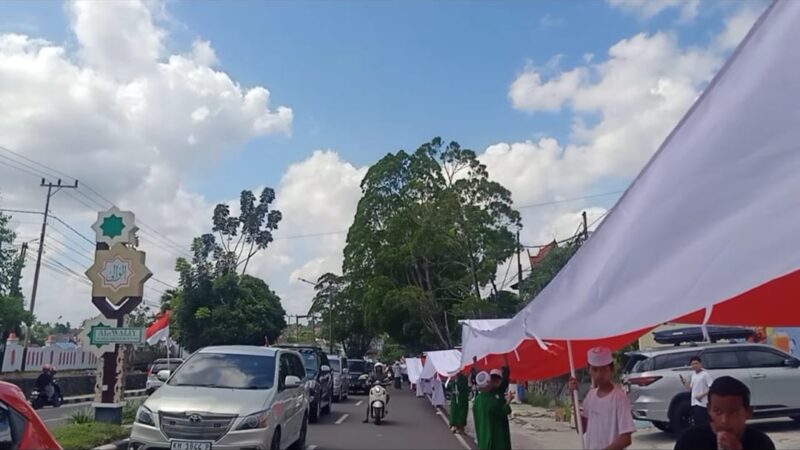 PONDOK PESANTREN HADDADIL GULUB MEMERIAHKAN PERINGATAN HARI ULANG TAHUN HUT KE 79 MENGIBARKAN BENDERA MERAH PUTIH SEPANJANG 700 METER