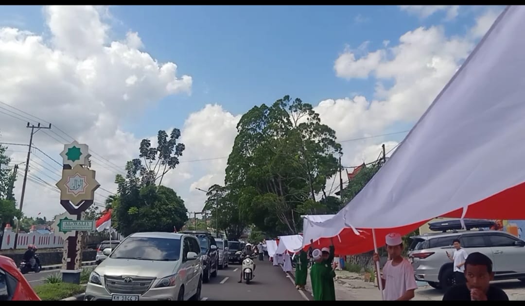 PONDOK PESANTREN HADDADIL GULUB MEMERIAHKAN PERINGATAN HARI ULANG TAHUN HUT KE 79 MENGIBARKAN BENDERA MERAH PUTIH SEPANJANG 700 METER