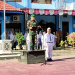 Komandan Kodim 1015/Sampit Pimpin Upacara Bendera di SMA Negeri 1 Sampit