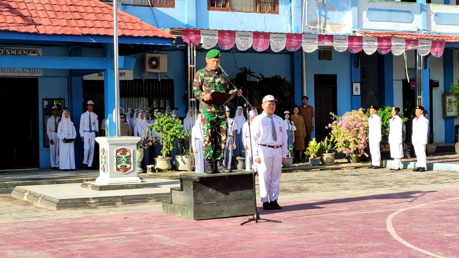 Komandan Kodim 1015/Sampit Pimpin Upacara Bendera di SMA Negeri 1 Sampit