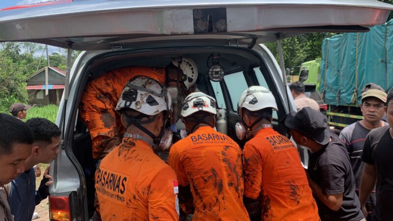 TIM RESCUE TANGANI KECELAKAAN DENGAN PENANGANAN KHUSUS SATU ORANG TERJEBAK DI KABIN TRUCK DI DESA PILANG, PULANG PISAU