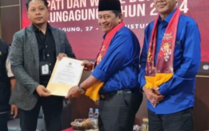 Diusung Empat Partai, Pasangan Santoso dan KH Samsul Umam Daftar ke KPU Tulungagung