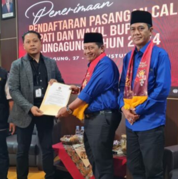 Diusung Empat Partai, Pasangan Santoso dan KH Samsul Umam Daftar ke KPU Tulungagung