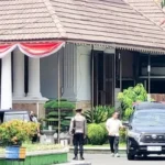 KPK Tetapkan Dua Tersangka Kasus Korupsi Dana PEN di Situbondo dan Menggeledah Rumah Dinas Bupati Karna Suswandi.