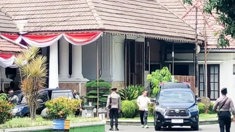 KPK Tetapkan Dua Tersangka Kasus Korupsi Dana PEN di Situbondo dan Menggeledah Rumah Dinas Bupati Karna Suswandi.