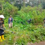 Ciptakan Lingkungan Sehat, Babinsa 1015-07/Parenggean Bersama Warga Bersihkan Jalan Poros Desa Karang Tunggal