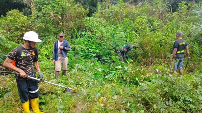 Ciptakan Lingkungan Sehat, Babinsa 1015-07/Parenggean Bersama Warga Bersihkan Jalan Poros Desa Karang Tunggal