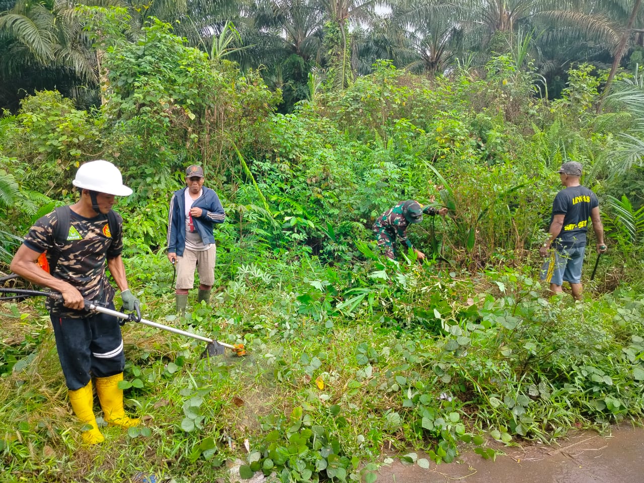 Ciptakan Lingkungan Sehat, Babinsa 1015-07/Parenggean Bersama Warga Bersihkan Jalan Poros Desa Karang Tunggal