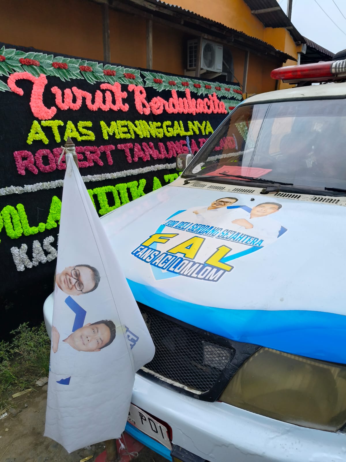 Relawan “FAL” (Fan’s Aci Lom Lom) Relakan 6 Unit Ambulans Di Branding Gambar dr.Aci & Lom Lom Suwondo