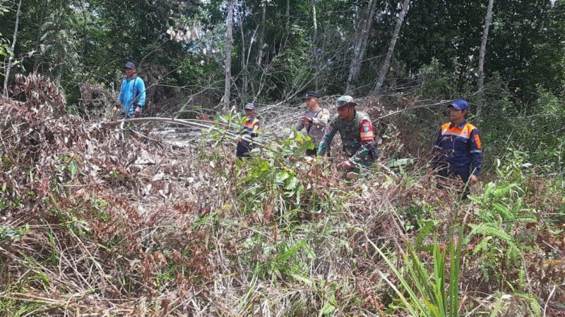 Upaya Pencegahan Karhutla, Babinsa Bersama Bhabinkamtibmas Dan Anggota Satgas Pengendalian Karhutla Laksanakan Patroli