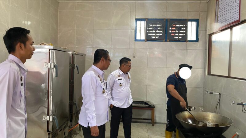 Pastikan Kebersihan, Kalapas Kelas IIB Sampit Lakukan Kontrol Dapur