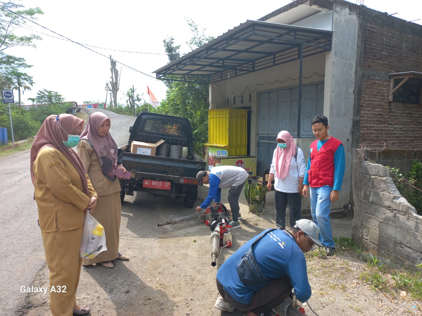 Tim Fogging UPT Puskesmas Bandung, Terjun Langsung Di Desa Sukoharjo Tulungagung