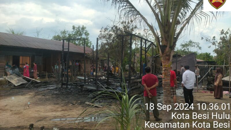 Kebakaran Rumah Kayu di Pemukiman RT 05 RW 02 Kelurahan Kota Besi Hulu