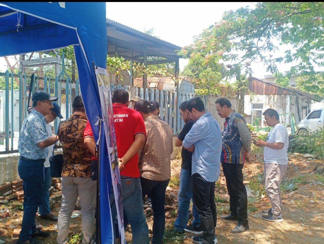 PT. Telkomsel dan Warga yang Lahannya Ditanam Kabel Mediasi di Kantor Desa Rangkah Kidul Sidoarjo.