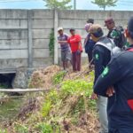 KABID PENATAAN LINGKUNGAN HIDUP BAMBANG TS.ST, SAAT DI LOKASI PARIT SALURAN PEMBUANGAN LIMBAH