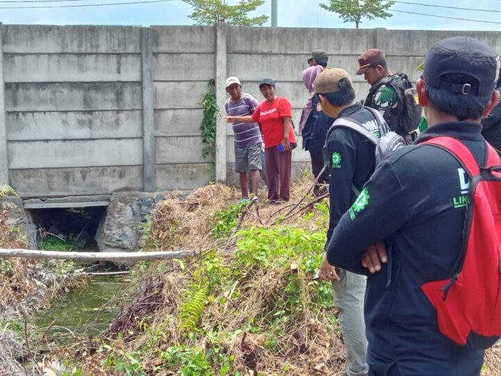 KABID PENATAAN LINGKUNGAN HIDUP BAMBANG TS.ST, SAAT DI LOKASI PARIT SALURAN PEMBUANGAN LIMBAH