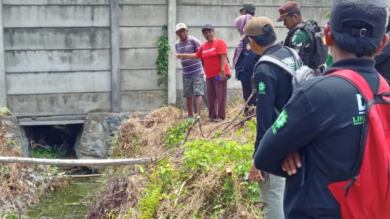 KABID PENATAAN LINGKUNGAN HIDUP BAMBANG TS.ST, SAAT DI LOKASI PARIT SALURAN PEMBUANGAN LIMBAH