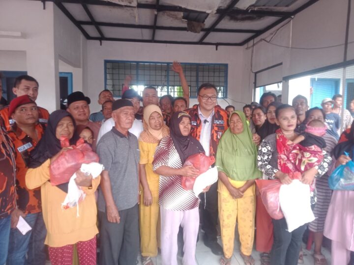 dr. Asri Ludin Tambunan Bersama MPC PP Deli Serdang Berikan Bantuan Sembako Kepada Masyarakat Yang Terdampak Banjir ROB