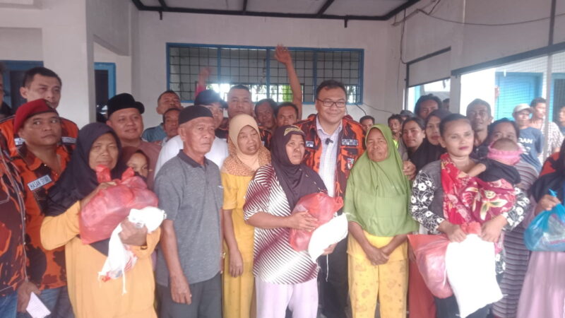 dr. Asri Ludin Tambunan Bersama MPC PP Deli Serdang Berikan Bantuan Sembako Kepada Masyarakat Yang Terdampak Banjir ROB