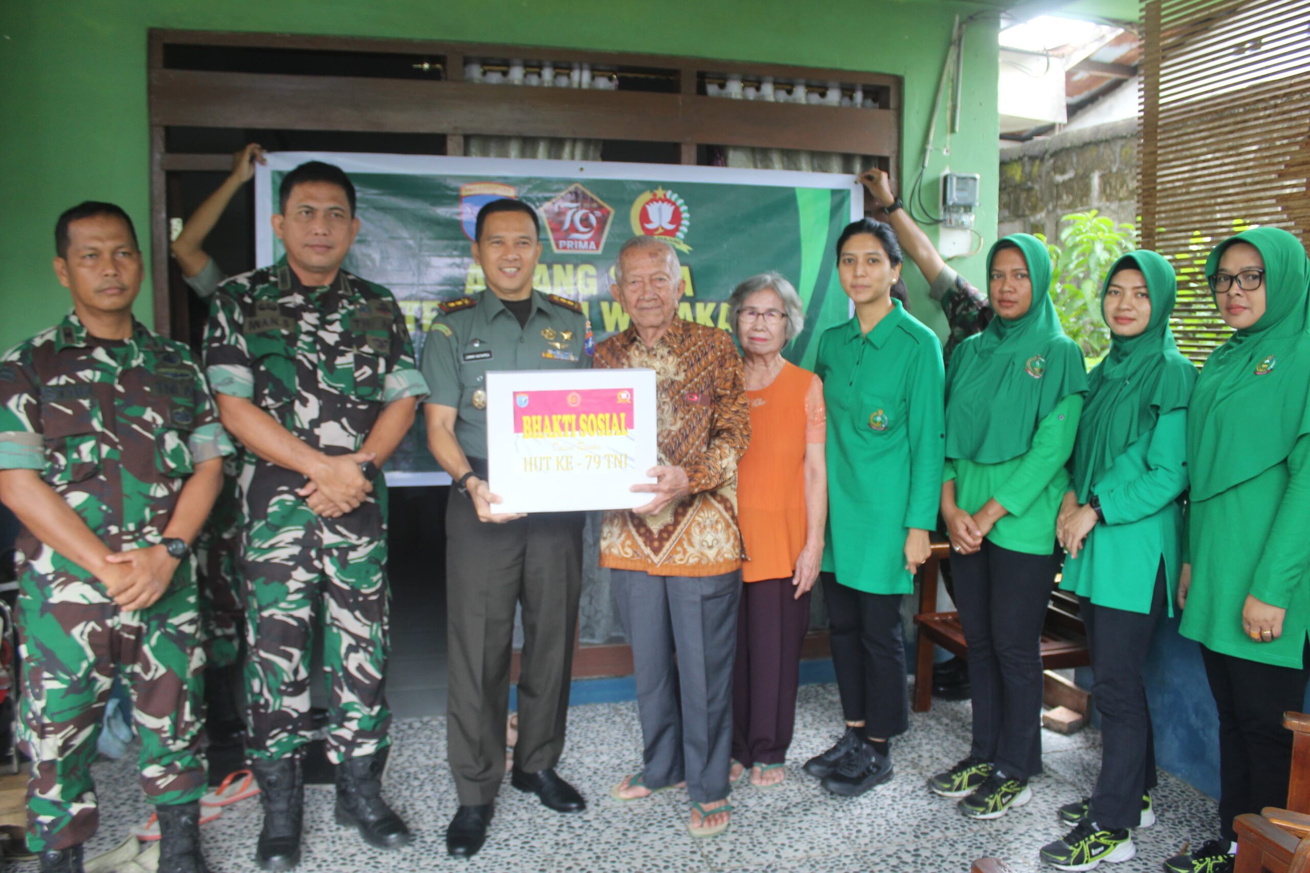 Menyambut HUT TNI Ke-79 Dandim 1016/Plk Serahkan Baksos Kepada Veteran Dan Warakawuri