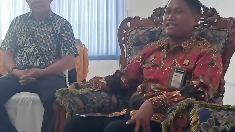 KEPALA LAPAS HERRY M.RAMDAN, MEMBERIKAN KLARIFIKASI DENGAN BEBERAPA AWAK MEDIA DIRUANGAN KANTOR LAPAS