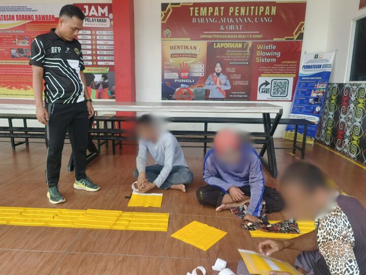 Lengkapi Prasarana P2HAM Lapas Sampit Pasang Guiding Block