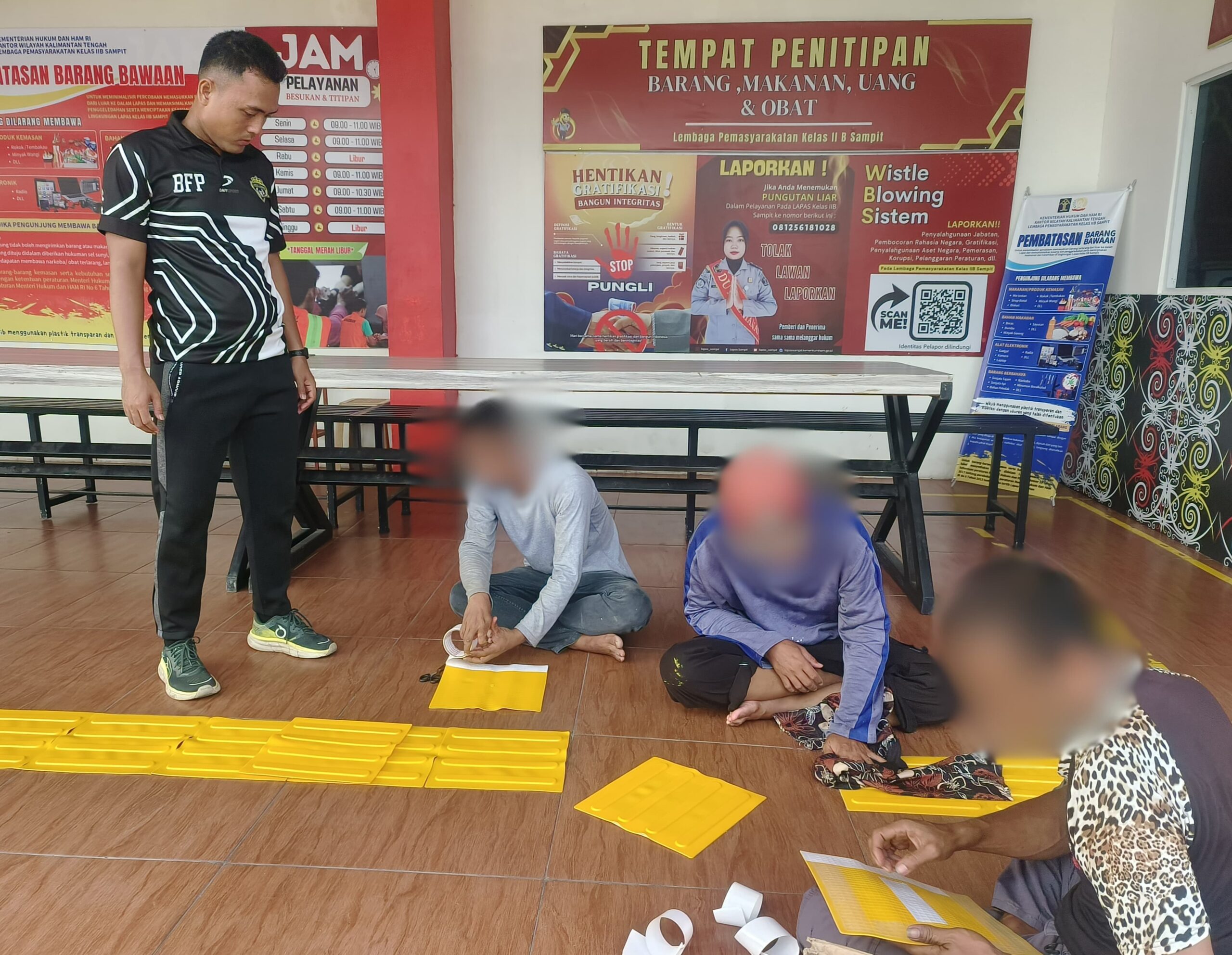 Lengkapi Prasarana P2HAM Lapas Sampit Pasang Guiding Block