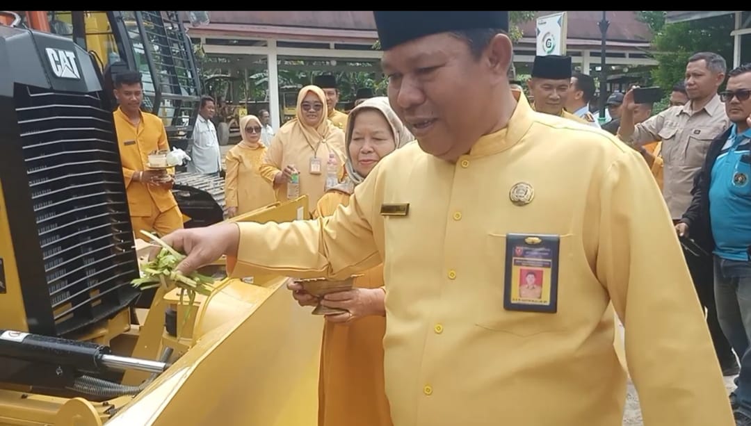 PUPR KOBAR MENGGELAR KEGIATAN SYUKURAN DAN TAMPUNG TAWAR ALAT BERAT DI UPT WORKSHOP