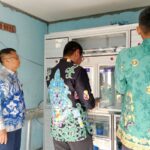 Pastikan Layak Dikonsumsi, Kalapas Sampit Kemenkumham Kalteng Kontrol Kondisi Mesin Air Minum Isi Ulang Lapas Sampit