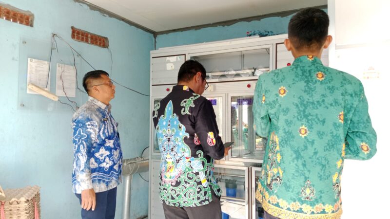 Pastikan Layak Dikonsumsi, Kalapas Sampit Kemenkumham Kalteng Kontrol Kondisi Mesin Air Minum Isi Ulang Lapas Sampit