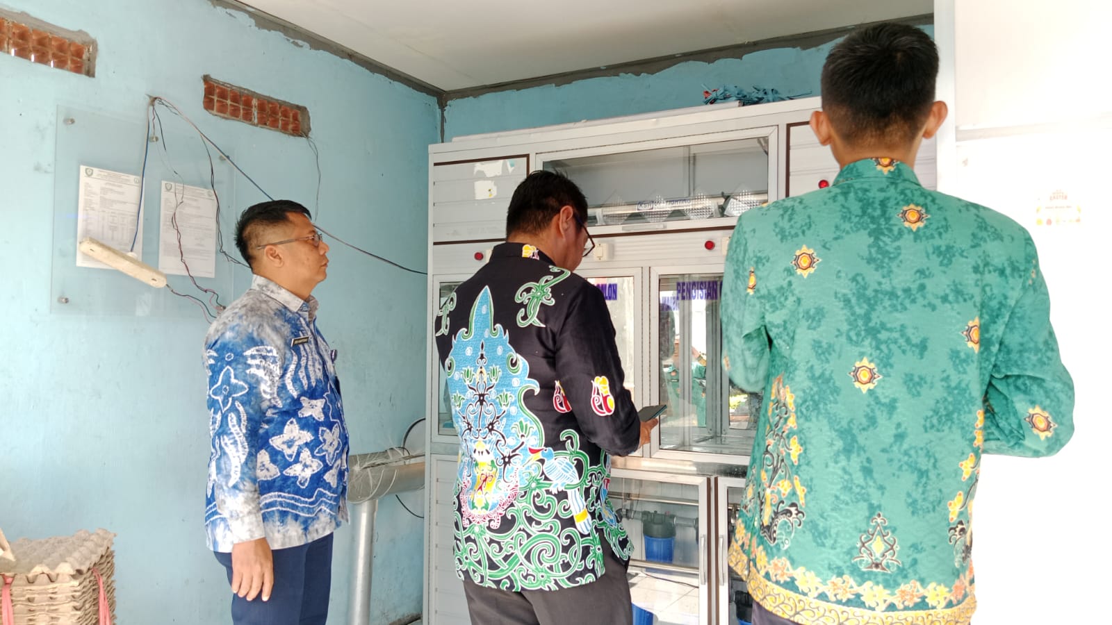 Pastikan Layak Dikonsumsi, Kalapas Sampit Kemenkumham Kalteng Kontrol Kondisi Mesin Air Minum Isi Ulang Lapas Sampit