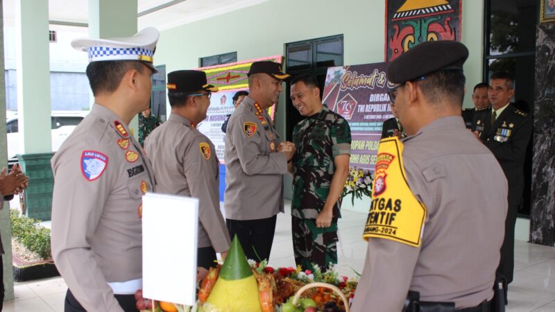 Di Hari Jadi TNI ke-79, Kapolres Palangka Raya Berikan Surprise Ke Dandim 1016/Plk