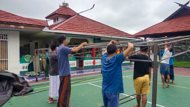 Santri Pondok Pesantren At-Taubah Lapas Sampit Kanwil Kemenkumham Kalteng Gotong Royong Pasang Tenda untuk Sholat Jumat