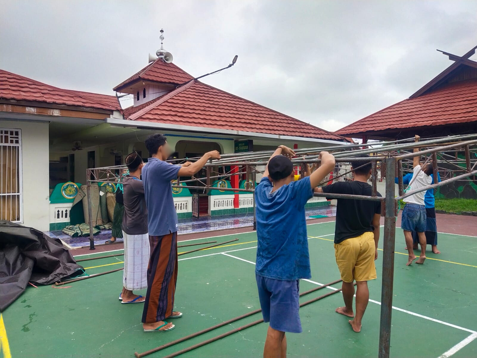 Santri Pondok Pesantren At-Taubah Lapas Sampit Kanwil Kemenkumham Kalteng Gotong Royong Pasang Tenda untuk Sholat Jumat