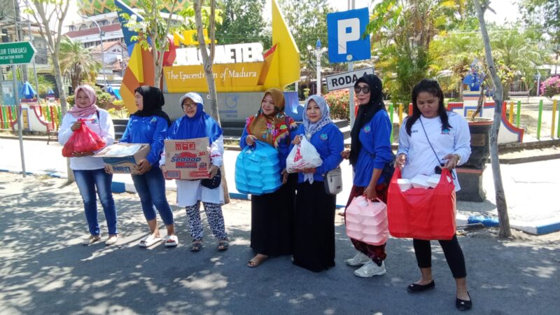 Aliansi Madura Berkarya Membagikan 500 Paket Nasi Bungkus Ke Pengunjung Pasar Dan Pengguna Jalan, Dalam Kegiatan Jumat Berkah.