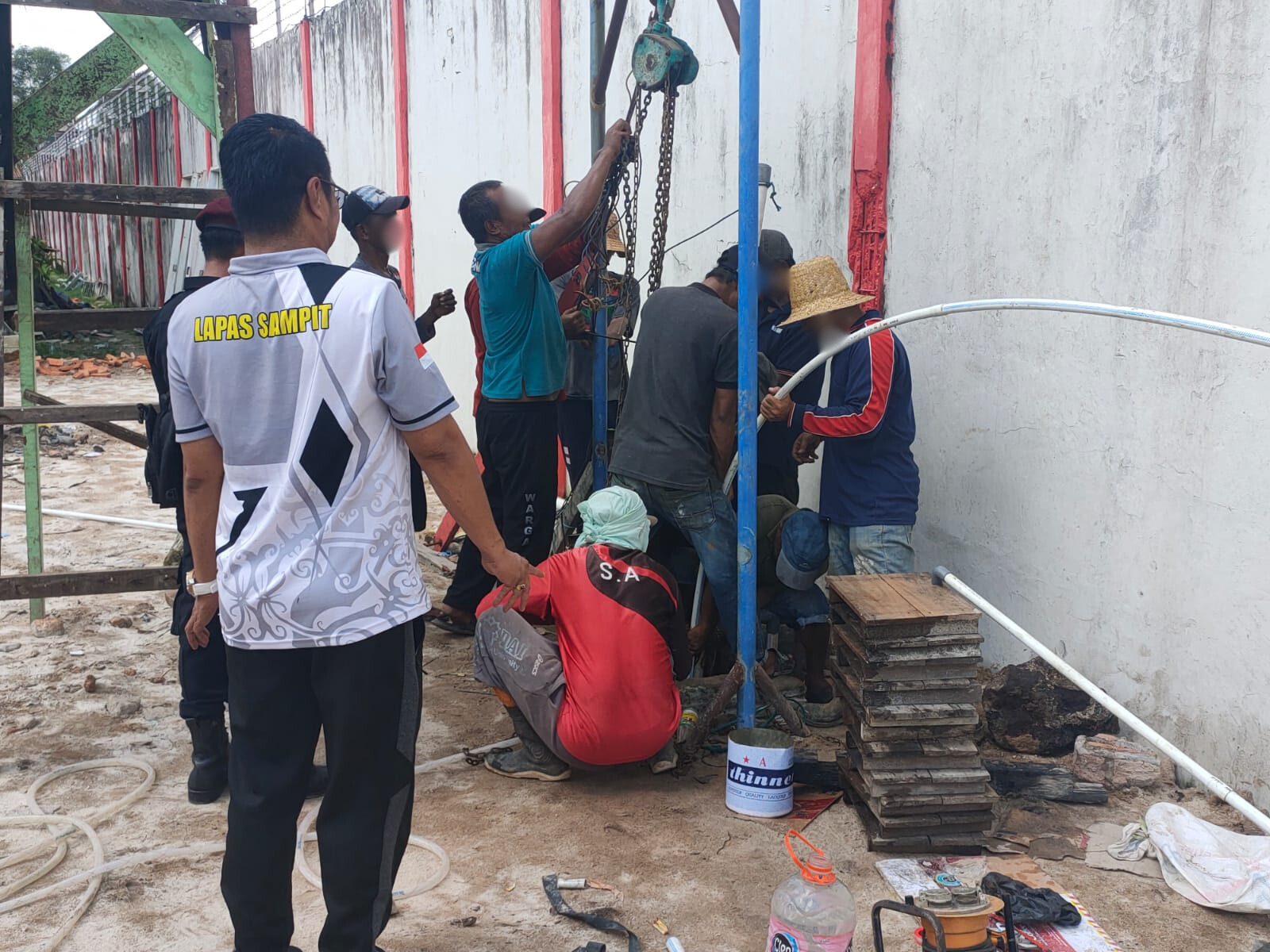 Pastikan Suplai Air Untuk Keperluan MCK Warga Binaan Lancar, Kalapas Awasi Langsung Perawatan Mesin Air Sumur Bor Lapas Sampit