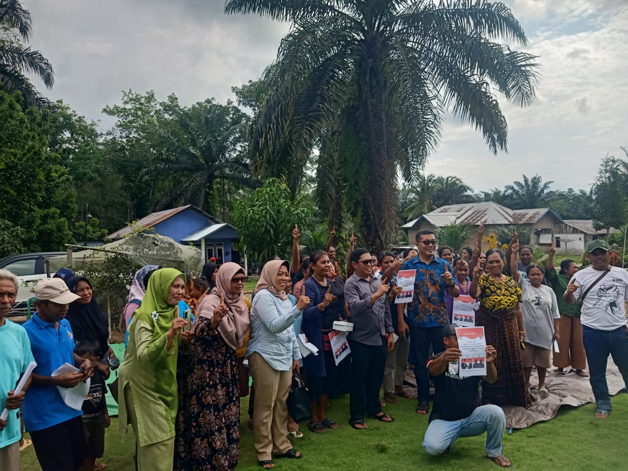 MASYARAKAT SANGAT GEMBIRA KEDATANGAN CALON BUPATI KOBAR RAHMAT HIDAYAT