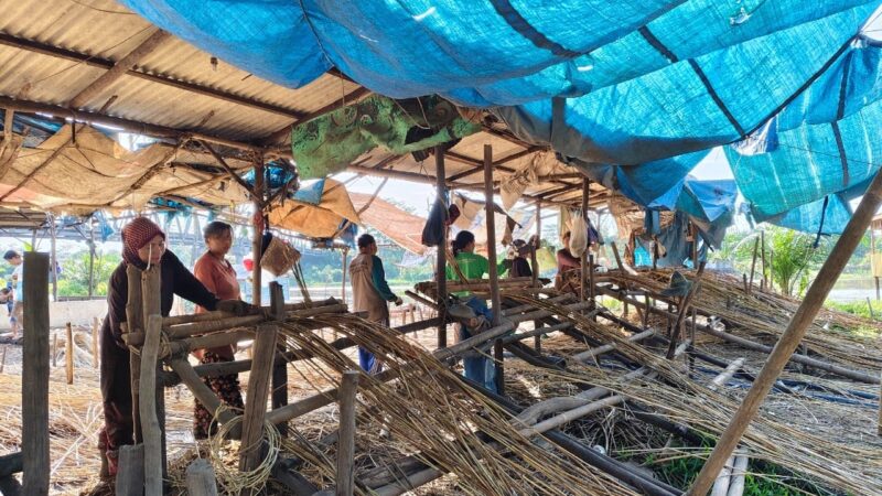 Aktivitas Buruh Lokal di Gudang Rotan Cempaka Mulia Timur