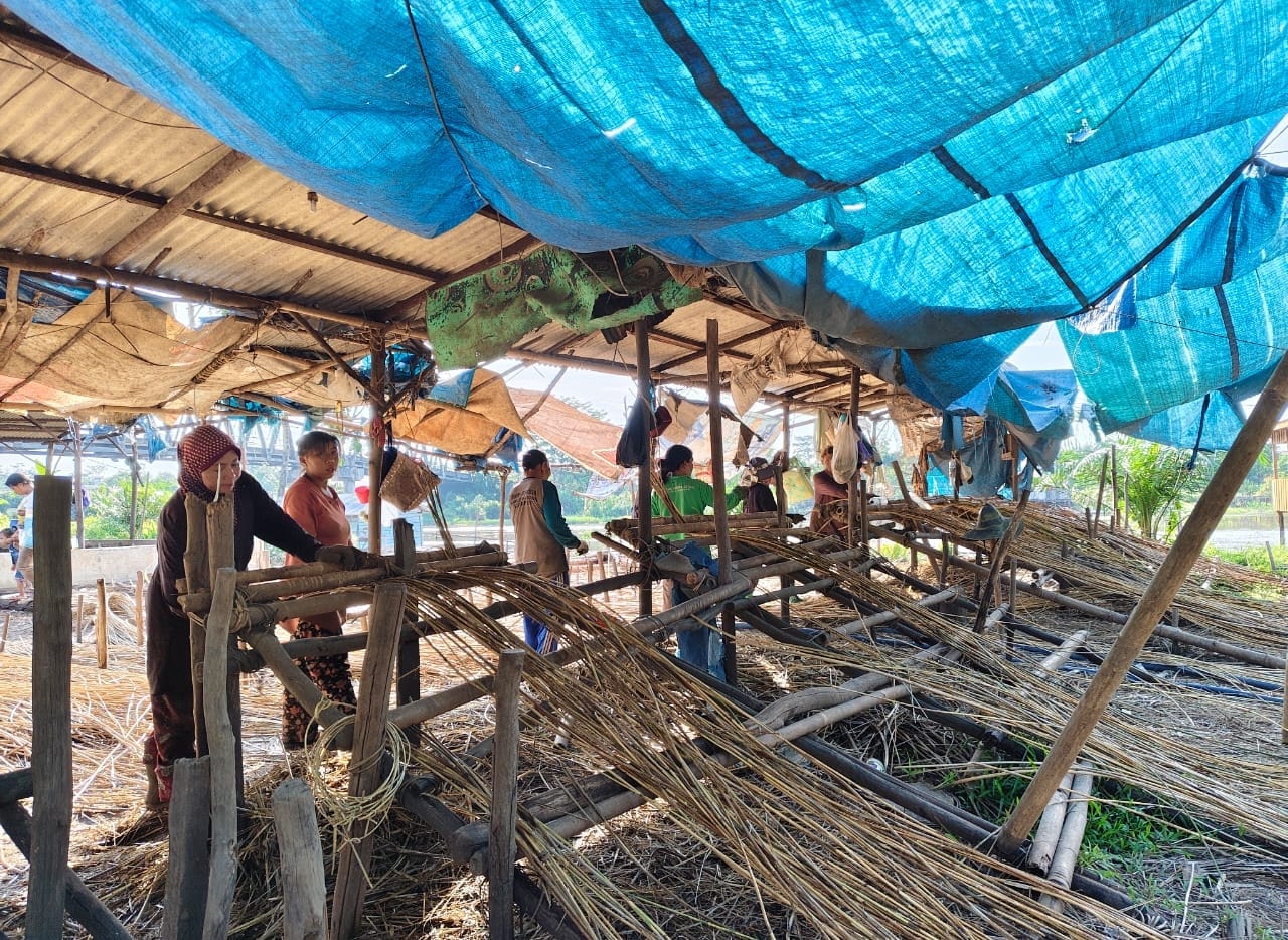 Aktivitas Buruh Lokal di Gudang Rotan Cempaka Mulia Timur