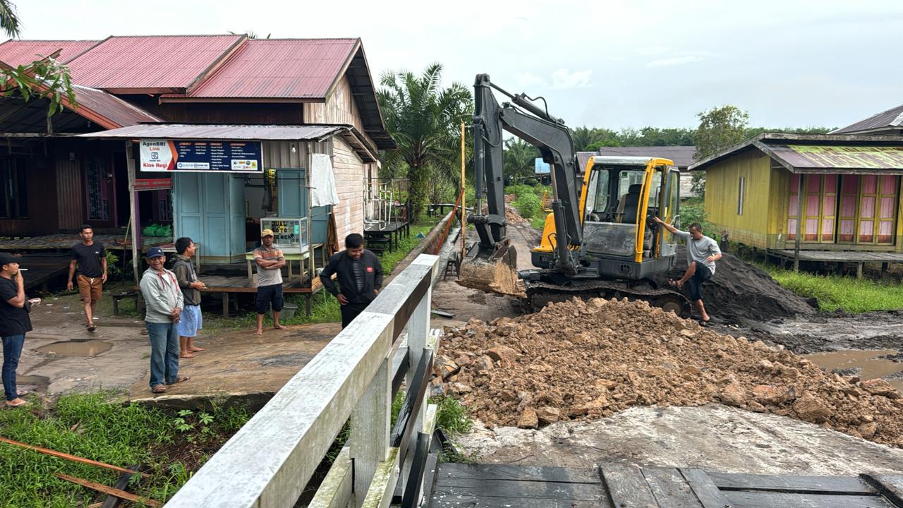 DINAS PUPR KOBAR BERGERAK CEPAT DALAM MENANGANI KELUHAN WARGA TERKAIT PERBIKAN JALAN ALTERNATIF DI TATAS KELURAHAN BARU