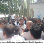 Ratusan Guru Honorer Geruduk Kantor Bupati Deli Serdang