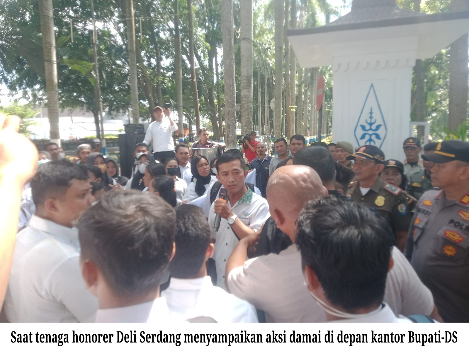 Ratusan Guru Honorer Geruduk Kantor Bupati Deli Serdang